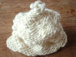 ソフトクリームのようなユーモラスなデザインが印象的な白いニット帽