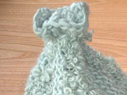 ペパーミントグリーンのニット帽　トップのデザインがポイント！