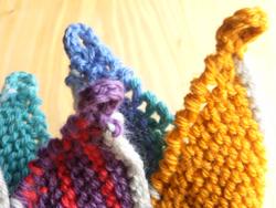 カラフルな配色とクラウン型のトップがポイント！