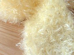 クリーム色のふわふわプチマフラー　拡大