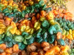 まるで豆の様なネップが特徴のイタリアンマルチカラーのプチマフラー