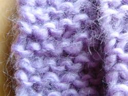 シックなラベンダー色のプチマフラー