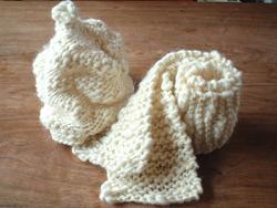 白のプチマフラーとニット帽のセットアップ