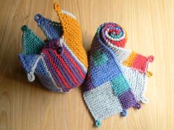 お茶目なカラフルパッチワークのプチマフラー＆クラウン編みのカラフル帽子のセットアップ