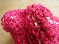 イタリア製毛糸の赤い帽子はてっぺんのデザインがポイント