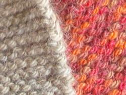 キャメルのプチマフラー（グレー、レッド系）