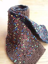 シルクウールにカラフルなポンポンヤーンがアクセント