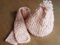 ベビーピンクの帽子とマフラーのセット