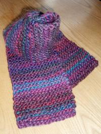 グラデーションカラーの糸で編んだプチマフラー