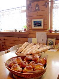 TOMTEの店内と自家製パン